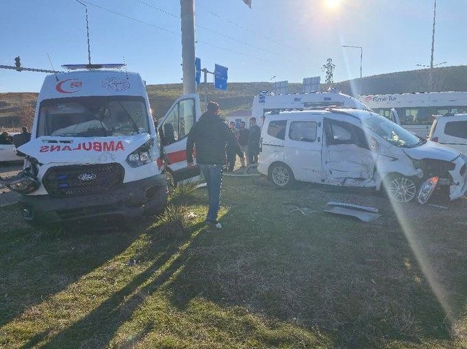 Ambulans ile hafif ticari ara&ccedil; &ccedil;arpıştı: 5 yaralı