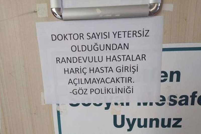 Doktor yetersizliği polikliniğin kapısına yazılarak duyuruldu