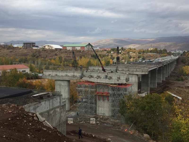 Çapakçur Köprüsünde 13 ayaklık bölümünün 11’i tamamlandı