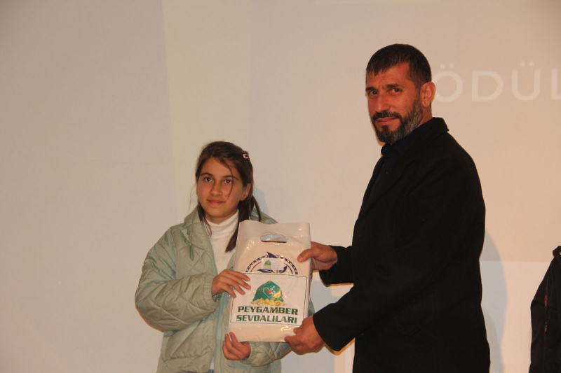 Genç’te “O’nu Oku, O’nu Yaşa” Temalı Umre Ödüllü Siyer Sınavında Dereceye Giren Öğrencilere Ödülleri Verildi