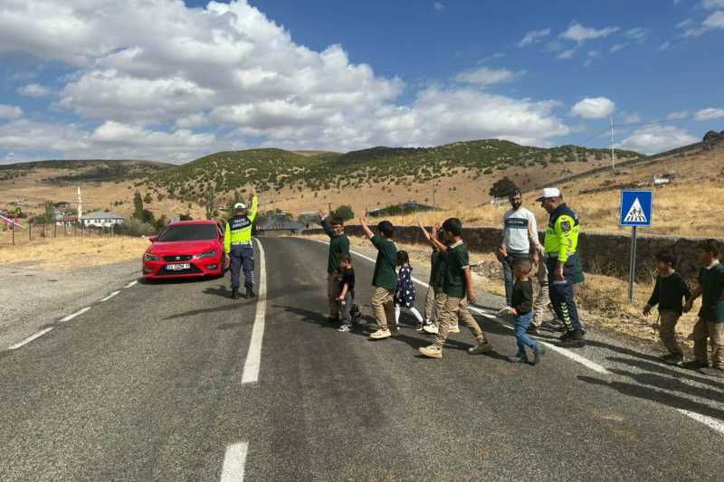 Minik öğrencilere trafik bilinci eğitimi 