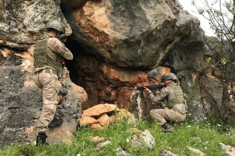 PKK elemanlarının kullandığı 8 katlı mağara imha edildi 