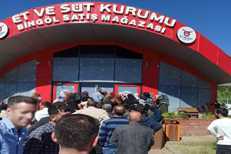 Vatandaşlar ucuz et almak için uzun kuyruklar oluşturdu