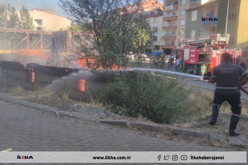 Yeni Mahalle'de metruk bir inşaat temelinde yangın çıktı 