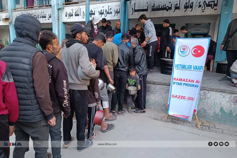 Yetimler Vakfı, Gazze'de iftarlık sıcak yemek dağıtımını sürdürüyor 